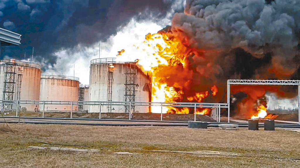 在俄罗斯邻近乌克兰边境的别尔哥罗德市，一处油库遇袭起火。