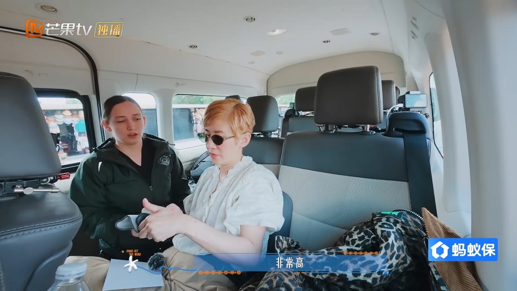 面對首次量度即嚴重超標的血壓讀數，醫護人員神色凝重地向吳君如確認身體病史。