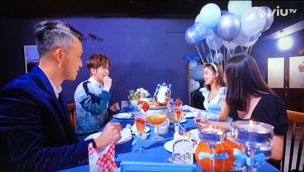 何鎧彤一家出動美食。