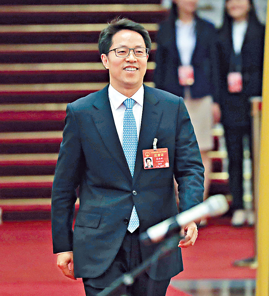 ■张晓明昨于中联办接见香港各界人士。右图为前立法会主席曾钰成。