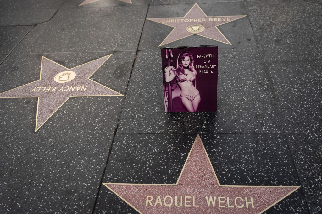 Raquel Welch逝世消息传出后，有影迷在星光大道留下物品悼念。AP