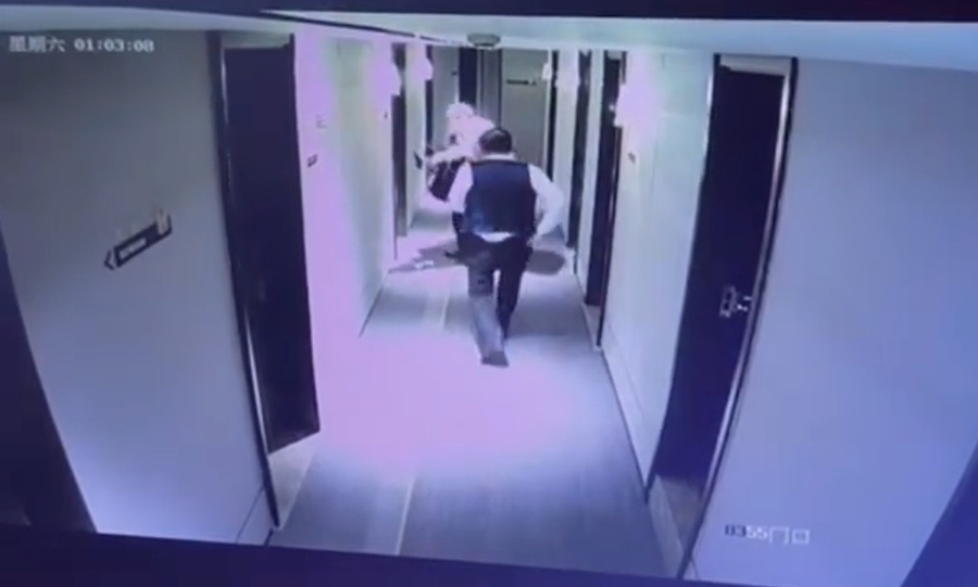 閉路電視畫面顯示,王男抱著崔女進入酒店房間。 閉路電視畫面顯示,王男抱著崔女進入酒店房間。