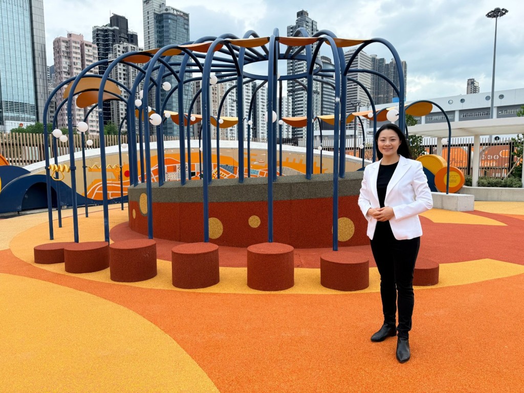 建築署高級建築師鄭曉盈介紹,公園的最大亮點在於引進了嶄新及創意設施。 建築署高級建築師鄭曉盈介紹,公園的最大亮點在於引進了嶄新及創意設施。