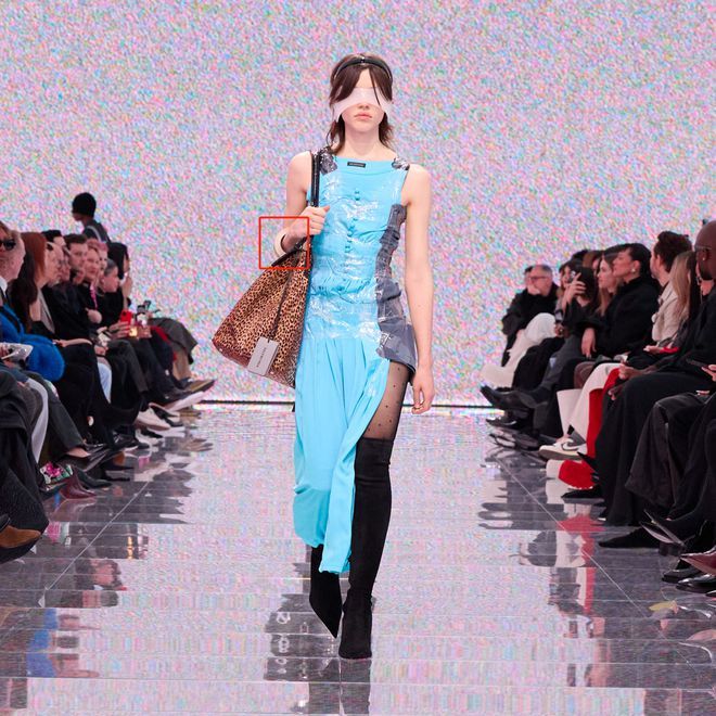 巴黎時裝周模特兒手上戴上「膠紙手鐲」。