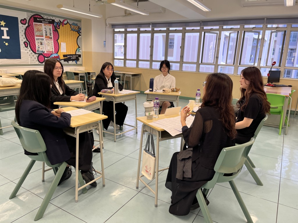 校方定期舉辦講座等不同活動，促使家校合作無間，達成學生、家長、學校三贏局面。