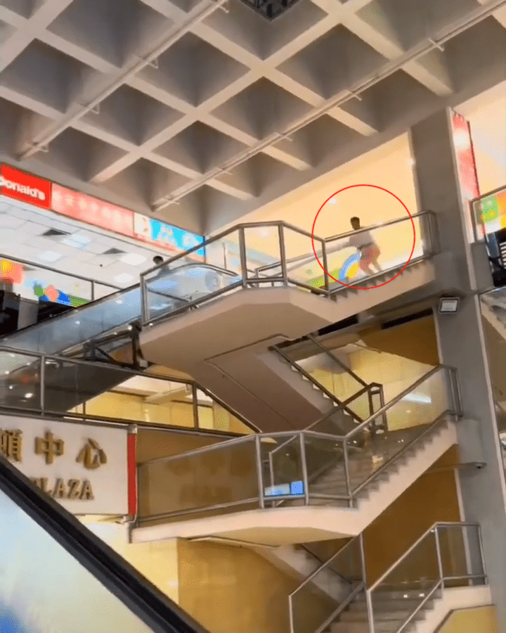 他由商場2樓，離地約三層高位置攀爬而下。