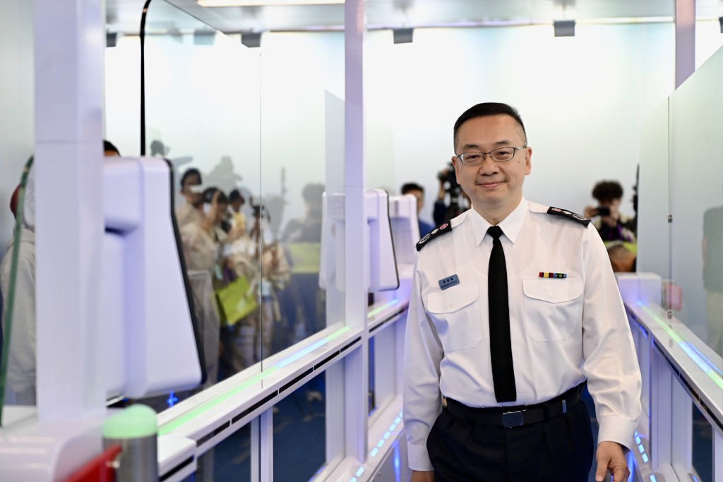 郭俊峯介紹，使用「無感e-道」的市民無需停步，可以接連進入「無感e-道」辦理出境手續。