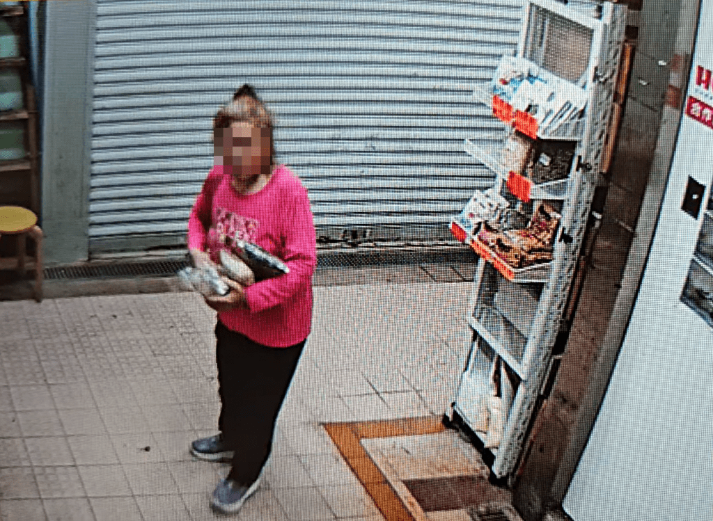 女街坊偷走多包貨物。fb：新大圍聯盟