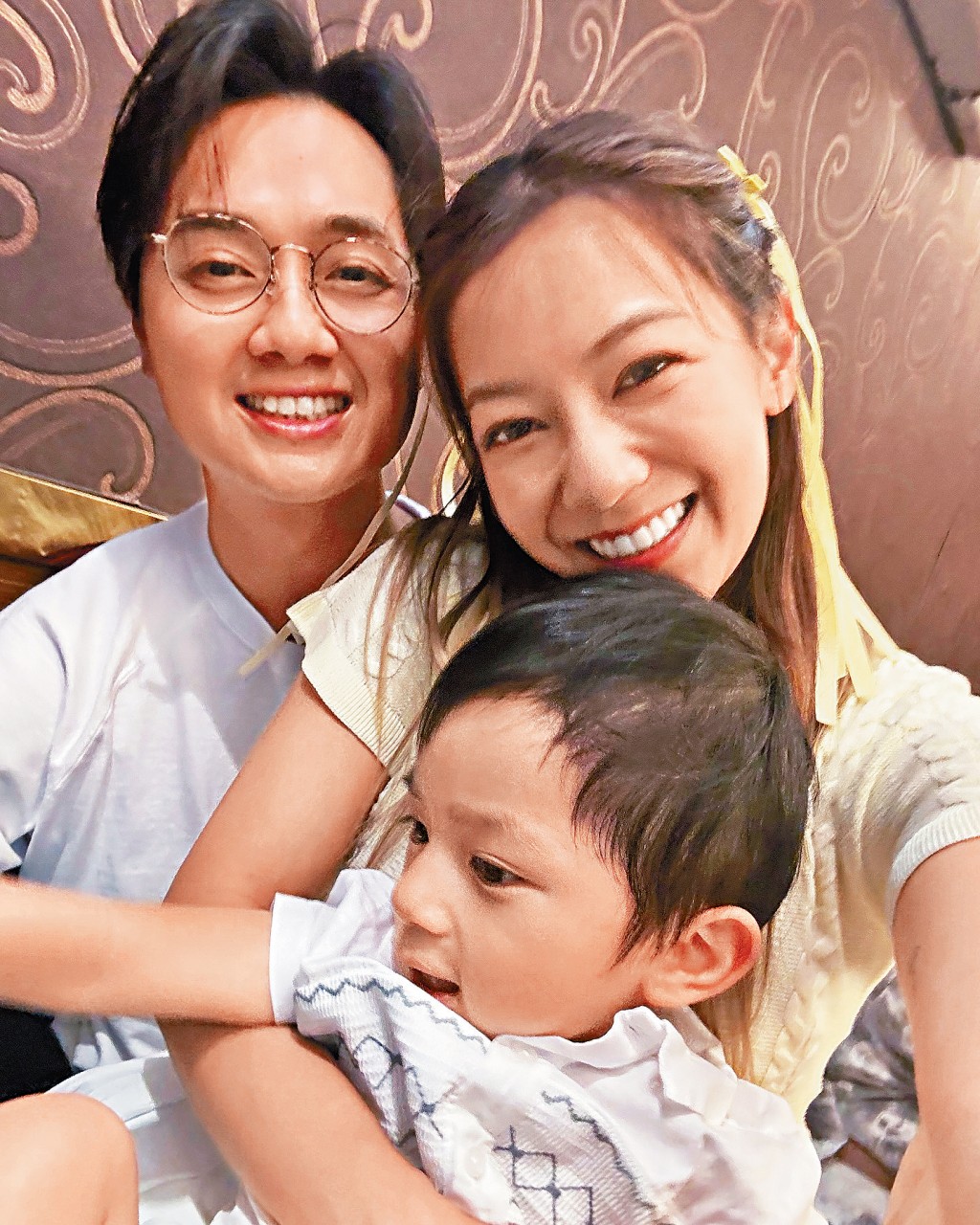 鄭俊弘、何雁詩昨日分享一家三口合照，分享愛子Asher的患病經歷。