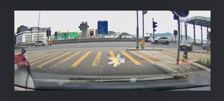 七人車收掣不及撞向私家車。 七人車收掣不及撞向私家車。