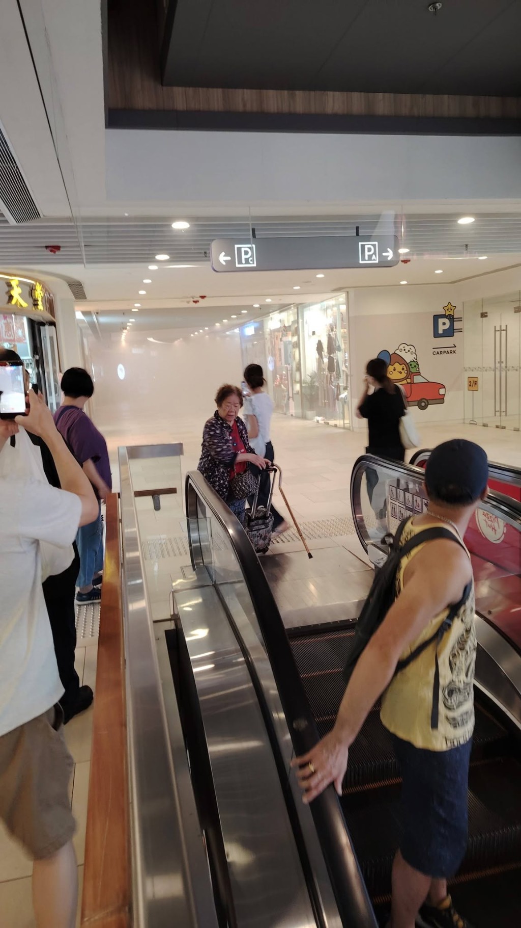 多名街坊都掩鼻逃生。fb「慈雲山資訊交流」圖片 多名街坊都掩鼻逃生。fb「慈雲山資訊交流」圖片