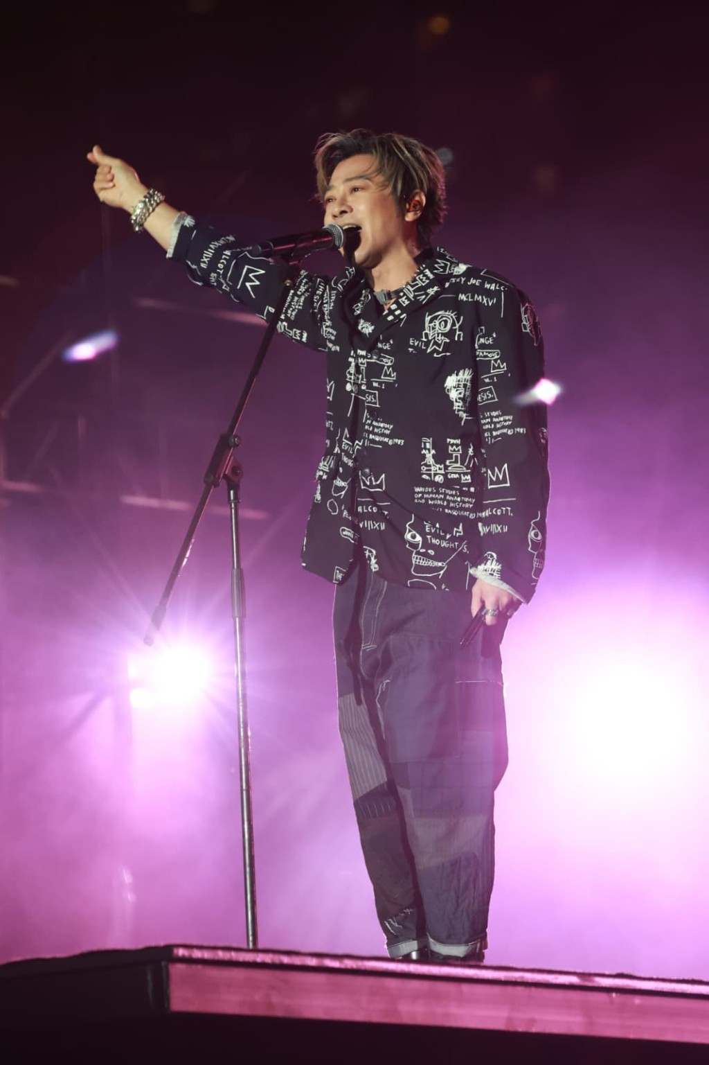 孫耀威父親信主後，父子的關係也融洽了。