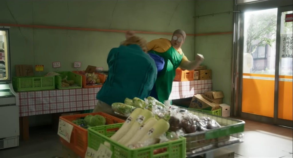 高橋文哉飾演的朝倉新上門搵坂本,反被對方突擊,被打到飛起。 高橋文哉飾演的朝倉新上門搵坂本,反被對方突擊,被打到飛起。