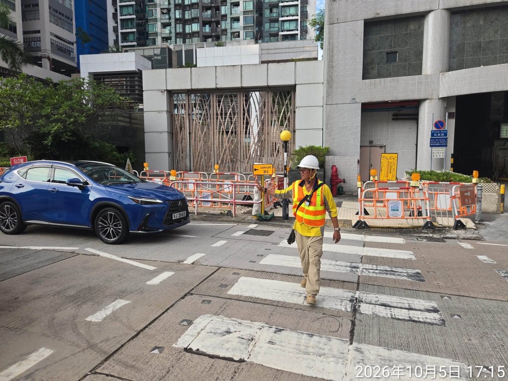 事故期間,該署的承建商安排人員協助行人橫過馬路。土拓署FB 事故期間,該署的承建商安排人員協助行人橫過馬路。土拓署FB