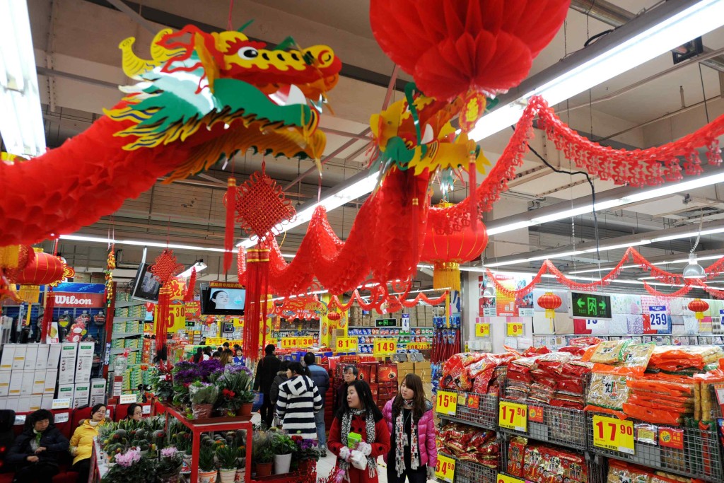 农历新年，中国人也会采购大量年货过节，是每年主要的消费时段。新华社