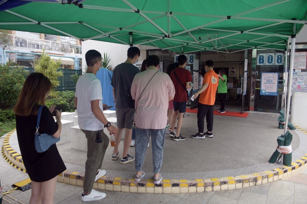 市民繼續接種疫苗。