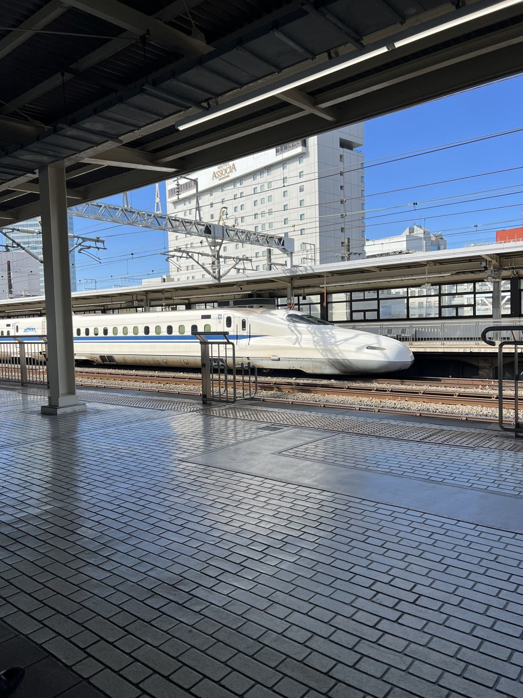 日本JR靜岡站有僧人跳落路軌找手機，導致新幹線部份列車受阻。