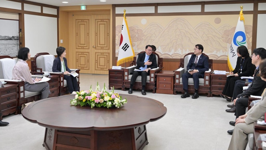 陈国基（左三）、教育局局长蔡若莲（左二）及代表团与仁川广域市政务副市长申载庚（左四）会面。政府新闻处图片