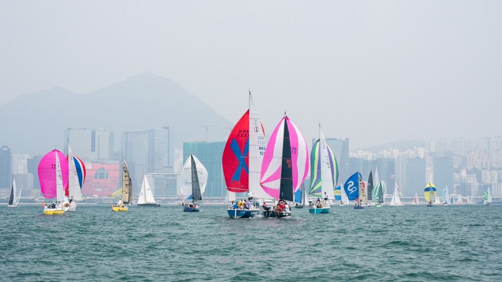 「寶馬秋季帆船賽」將於9月9日及10日假維多利亞港上演，維港千帆並舉的場面將重現眼前。香港遊艇會圖片
