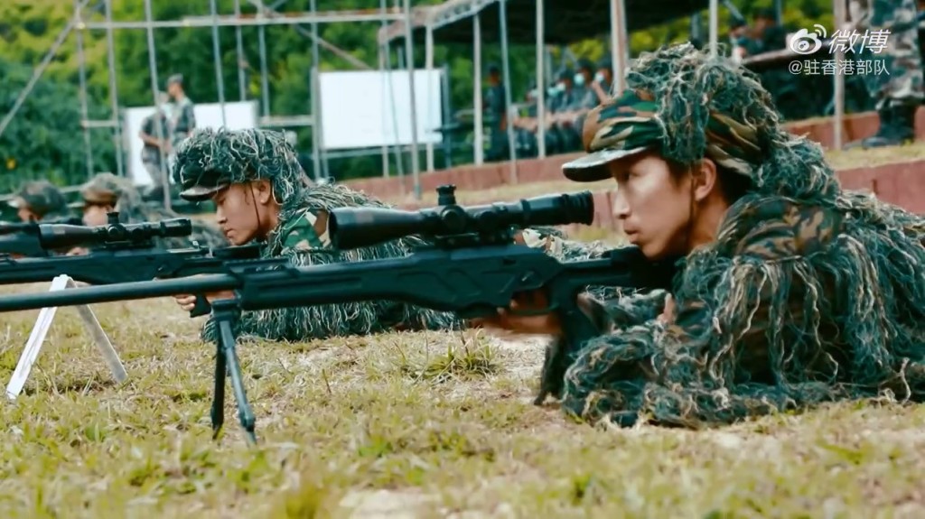 駐港部隊狙擊手近日進行實彈射擊訓練的片段公開。影片截圖