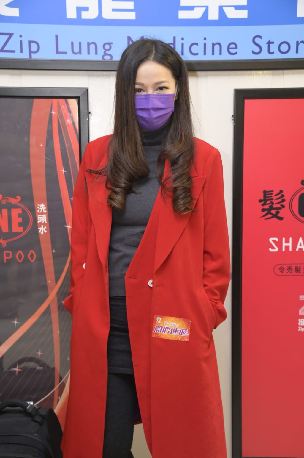 阿滕說老公檢查牆角指撞崩了牆有灰掉落。