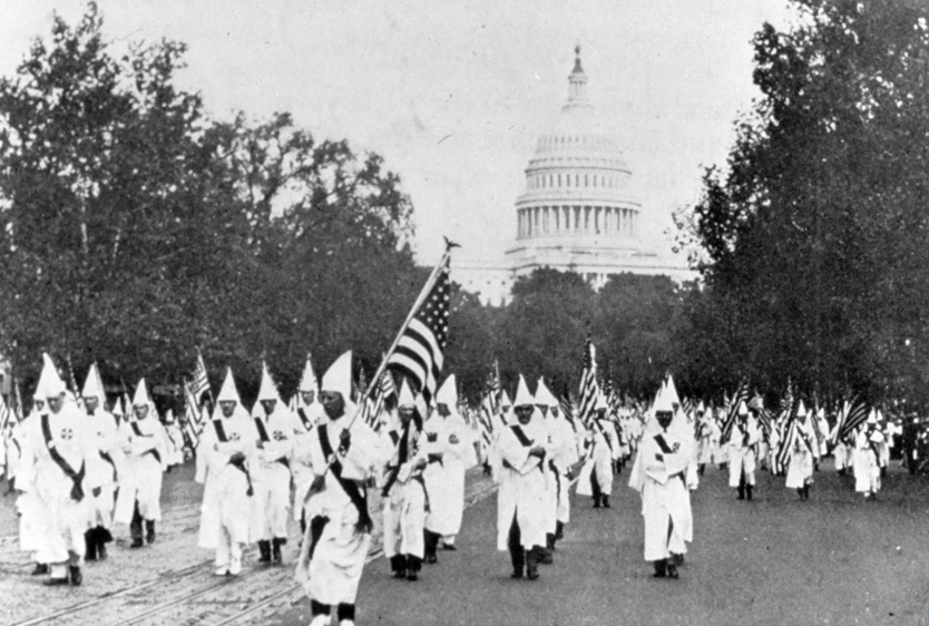 1926年，三K党在华盛顿特区的宾夕法尼亚大道上游行。FBI