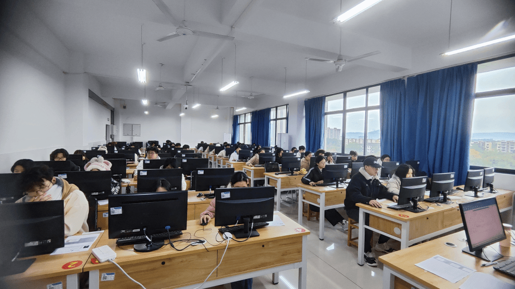 大學生參加「藍橋盃」的比賽。 大學生參加「藍橋盃」的比賽。