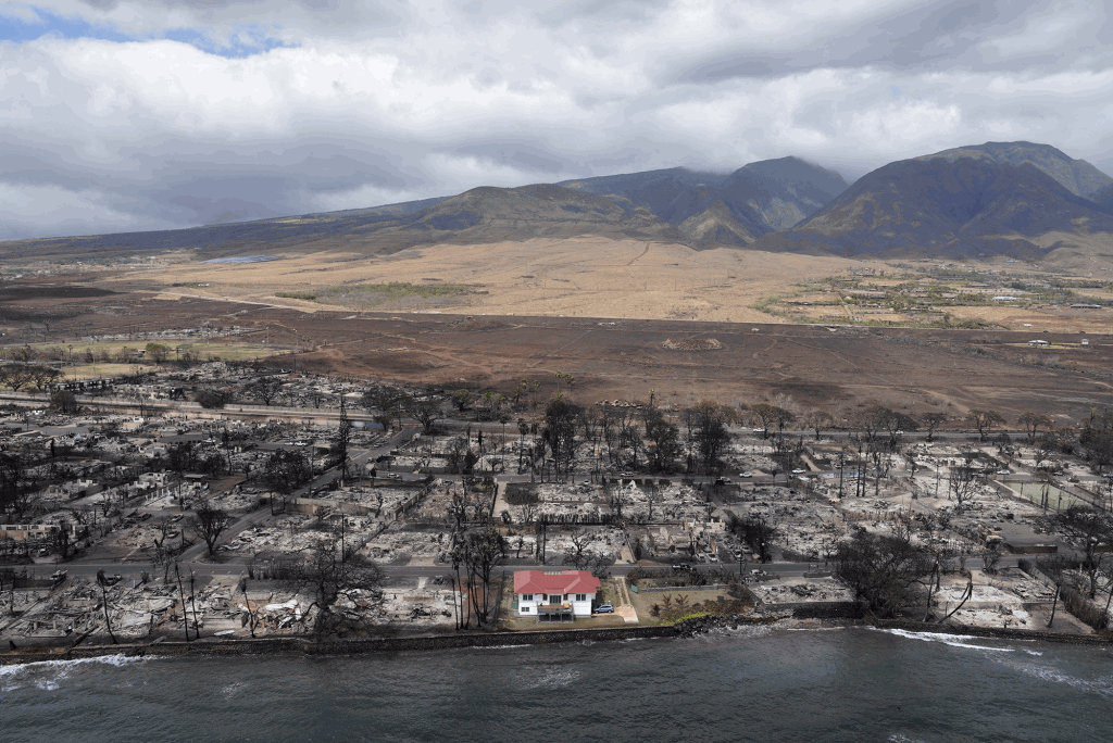 夏威夷山火重災區「倖存」的紅頂屋。（法新社圖片）