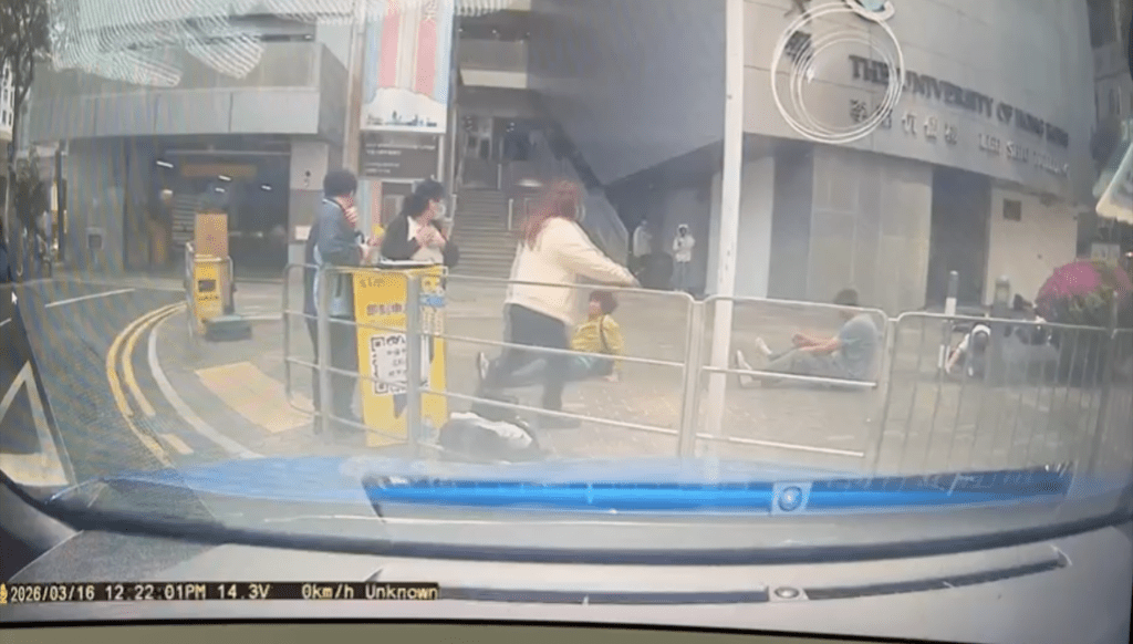 意外後，多名傷人倒在地上，幸仍保持清醒。網片截圖