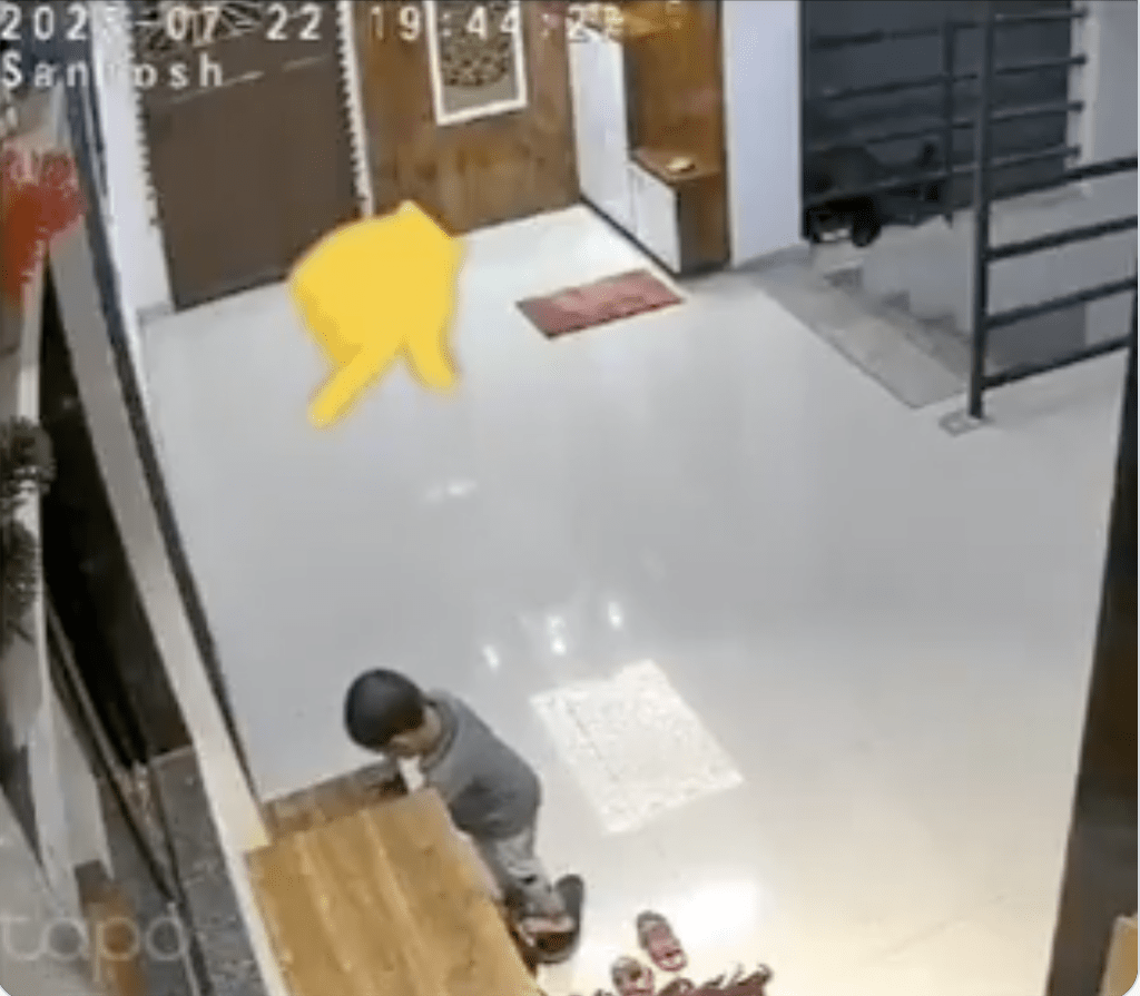 安維卡與母親正準備外出,安維卡首先走出家門。 安維卡與母親正準備外出,安維卡首先走出家門。