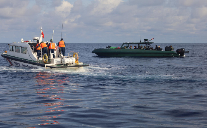 中国海警(白色)快艇截停菲军快艇。