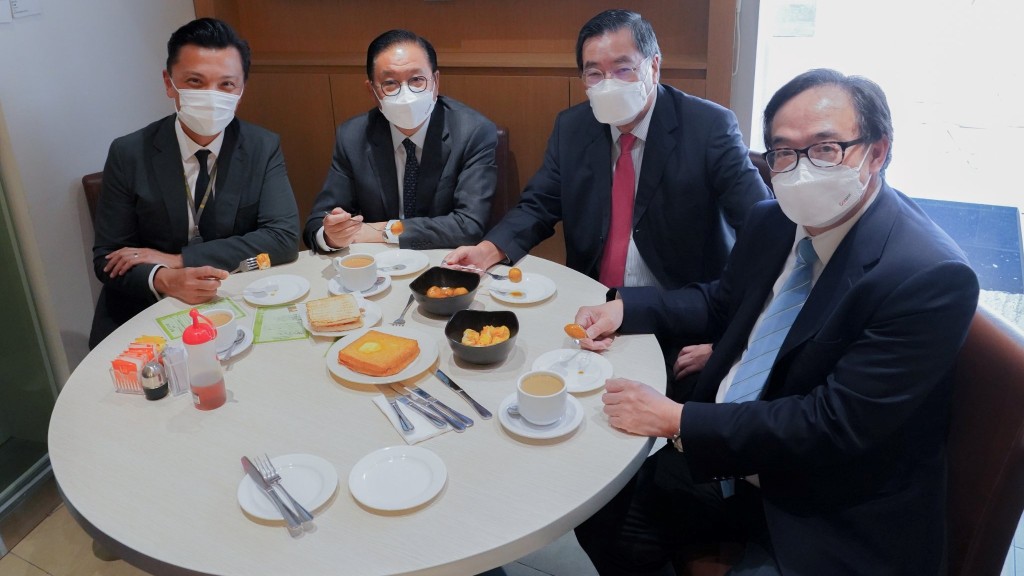 經民聯議員昨日相約到餐廳「歎下午茶」。林健鋒FB