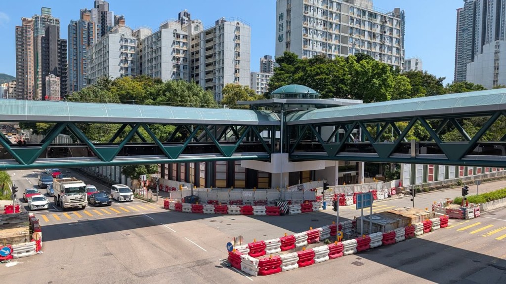 天橋連接南昌邨、富昌邨、南昌公園與鄰近商場V Walk，目的改善附近一帶屋苑暢達性。土拓署FB