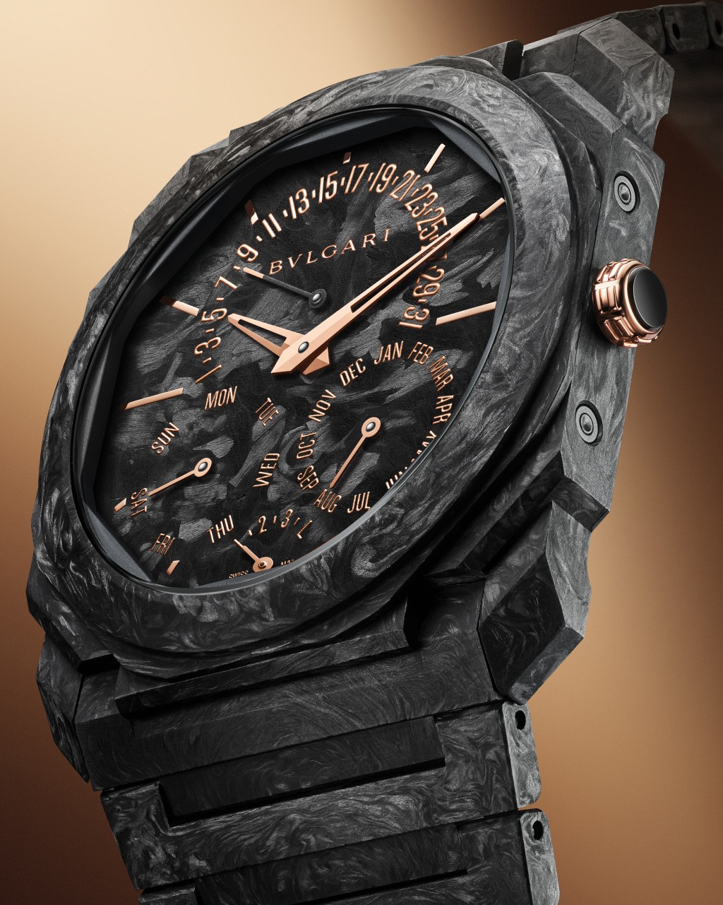 Bvlgari為2021年世界紀錄的超薄萬年曆腕錶，追加充滿貴氣又型格的碳金版本。
