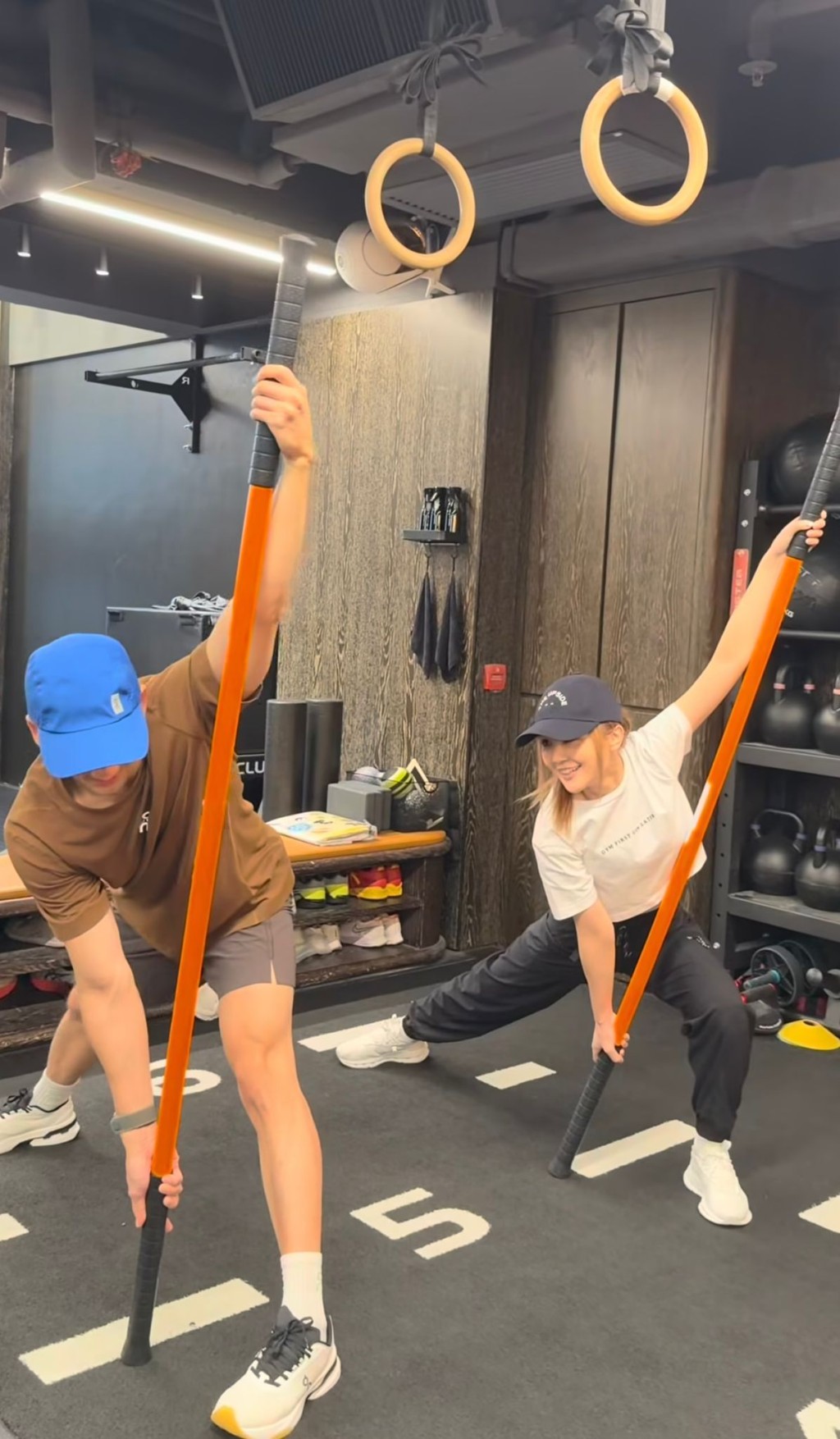 Kenny 更向阿Sa挑機表示：「睇吓邊個度得低啲」。