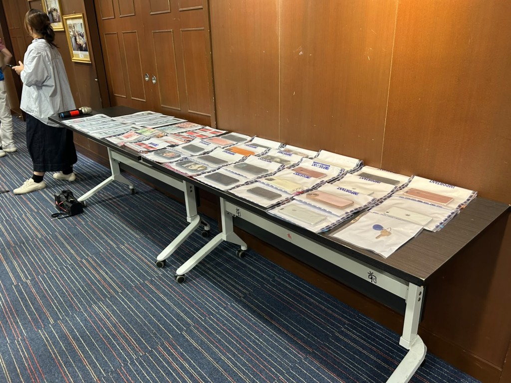 警方展示所得證物。 警方展示所得證物。