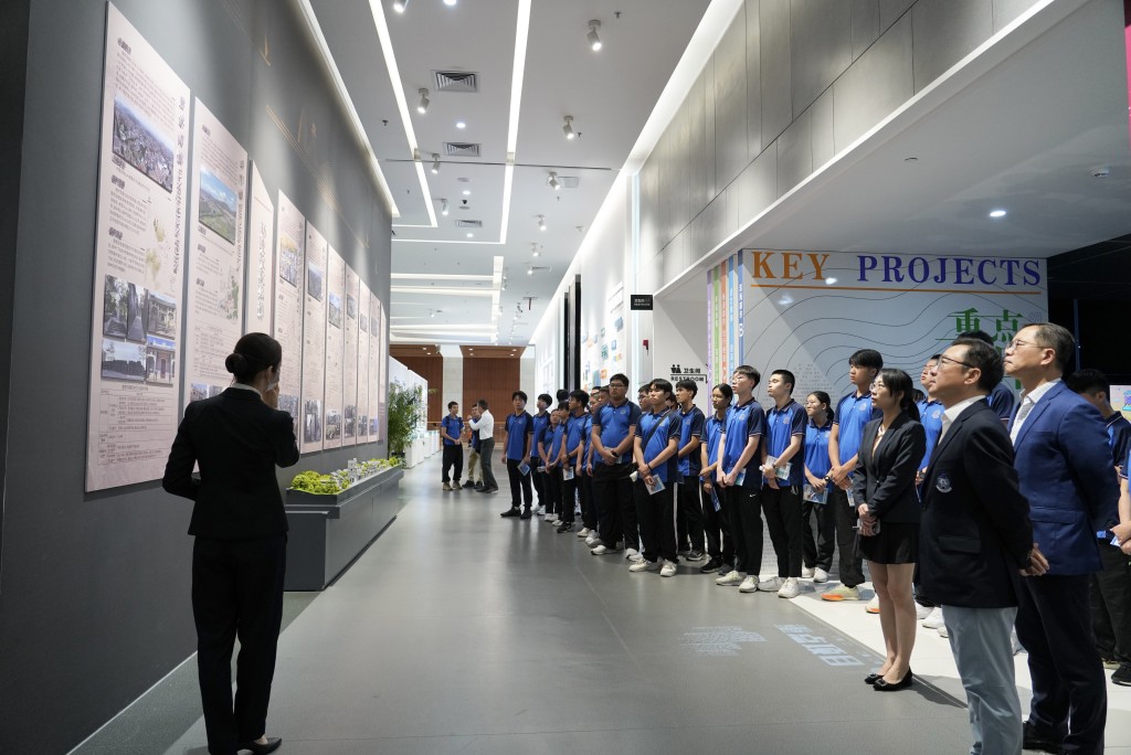 交流团参观珠海规划展览馆。