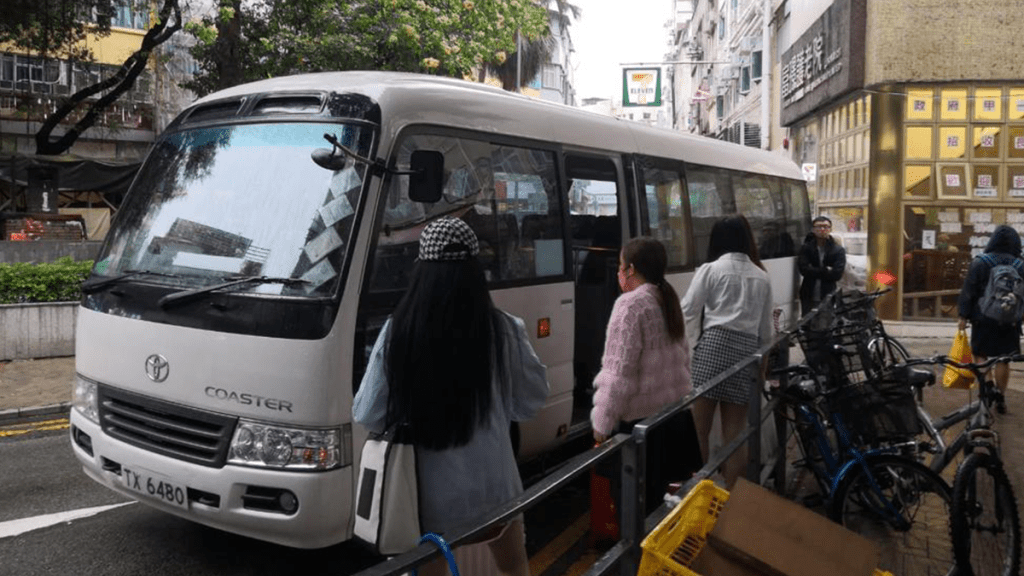 行動中,警方拘捕4名內地女子。警方提供