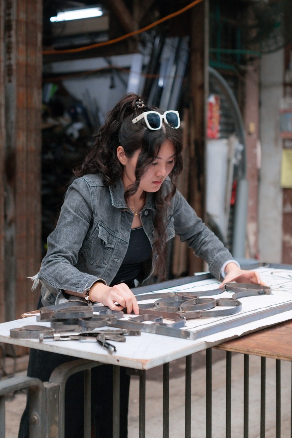 許開嬌與本地傳統鐵匠合作，以手工鍛造出一扇鐵窗，帶來裝置《我為你打開一扇窗》。