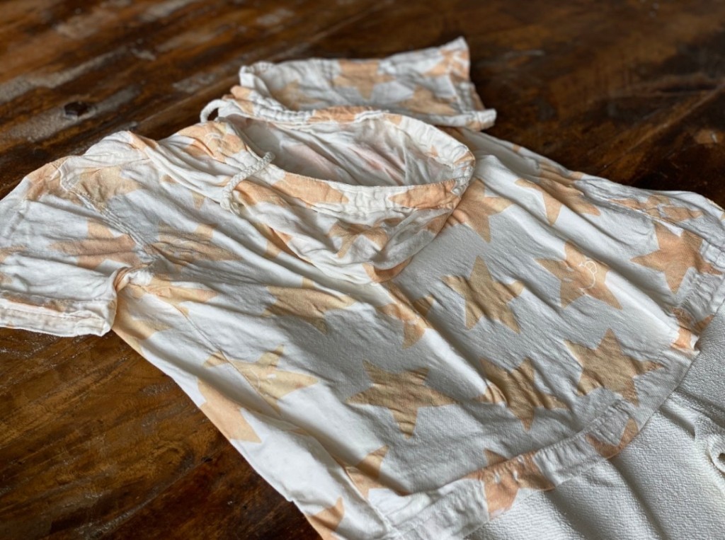 將於《Art Central》展出十五件《衫》系列新作，觀其淺淡色澤、皺褶紋理，幾可亂真。