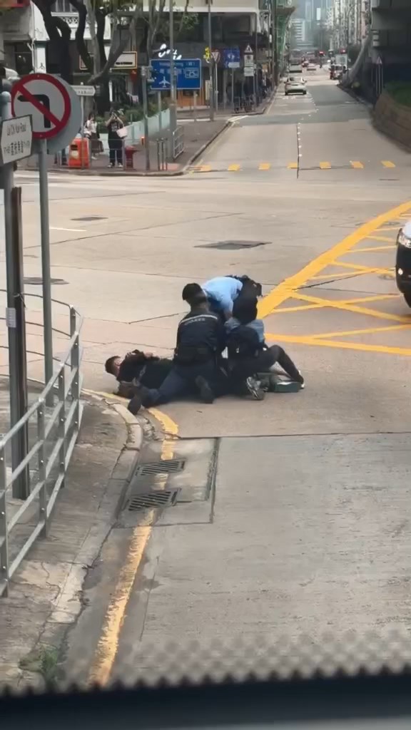 4名警員將賊人按在地上，其中一名便衣警更出動「鉸剪腳」制服男子。網上片段截圖