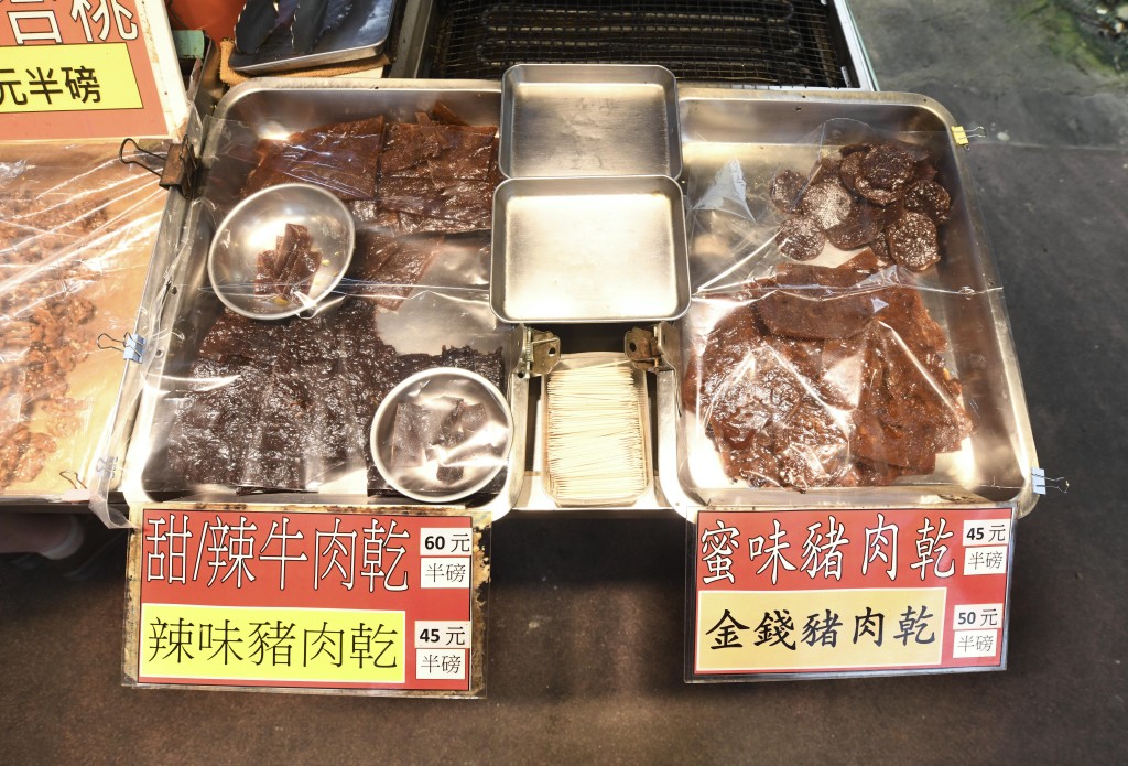 父親年代客人兩毫錢買一塊豬肉乾的記憶,至今仍有老主顧掛念。 父親年代客人兩毫錢買一塊豬肉乾的記憶,至今仍有老主顧掛念。