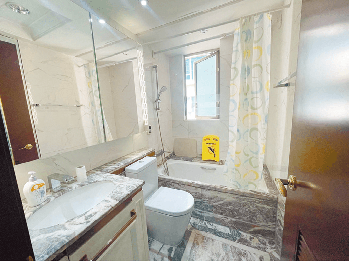 浴室设小窗，以云石装潢，提供浴缸等基本洁具。
