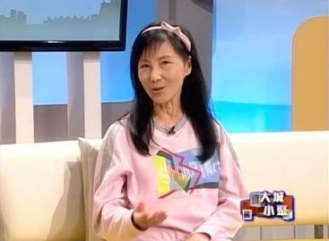 原来三年前在温哥华电视台节目《大城小聚》访问上，余文诗刚好穿上一样的上衣。