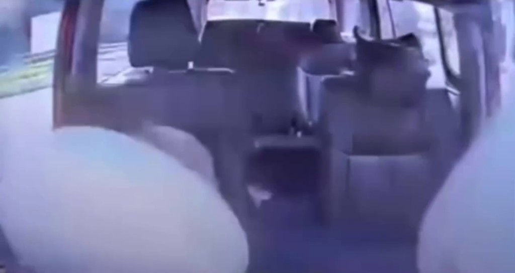 車內的安全氣袋隨即彈出,將司機的眼鏡撞飛。網上圖片 車內的安全氣袋隨即彈出,將司機的眼鏡撞飛。網上圖片