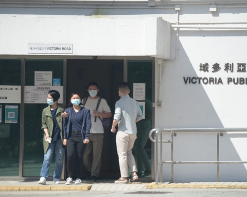 死者親友今早到西區殮房認屍。 楊偉亨攝