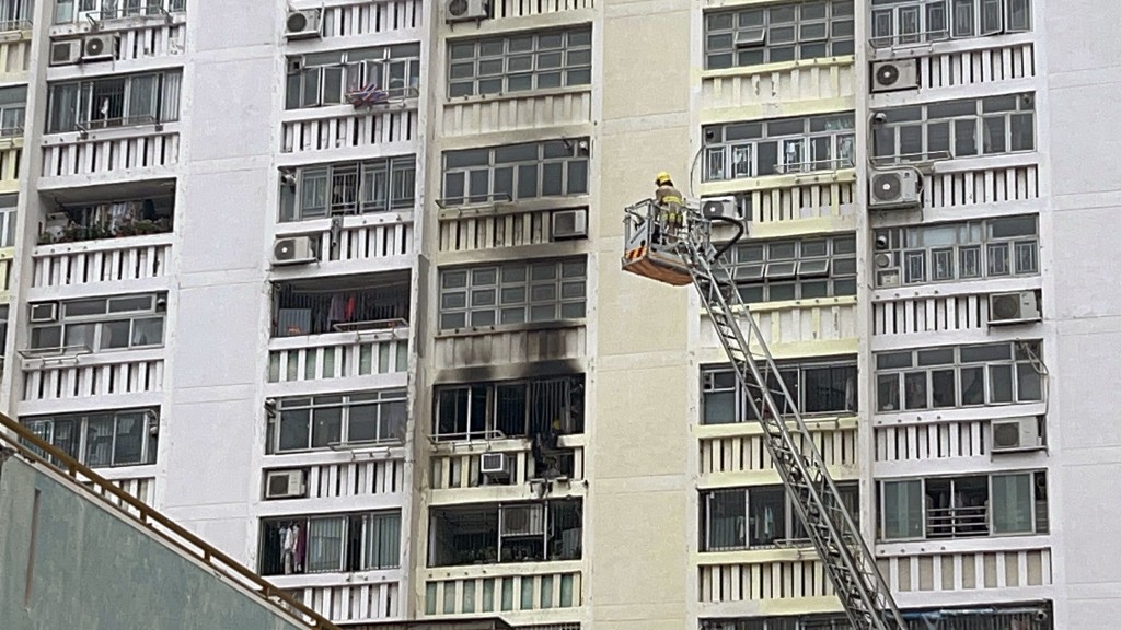 單位外牆熏黑。楊偉亨攝 單位外牆熏黑。楊偉亨攝