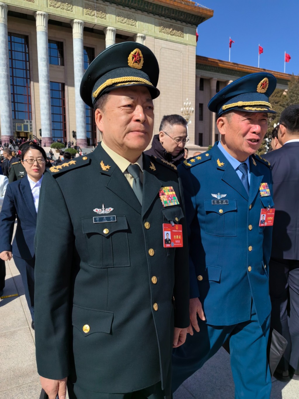 徐忠波上将昨日出席两会。和他同行的徐安祥是空军副司令员。张言天摄。