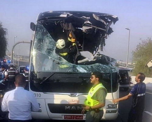 巴士左侧车顶被栏杆削走。网图