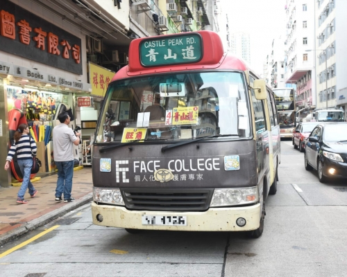 小巴撞傷男途人。